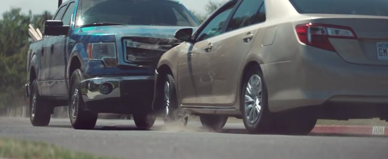 Handy am Steuer – heftiges Video zeigt die Konsequenzen...