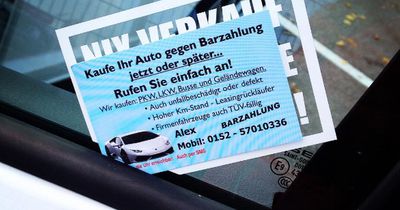 Das steckt wirklich hinter den "Visitenkarten" am Auto!